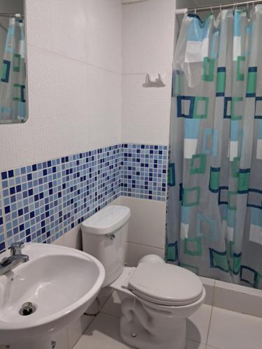 Ванная комната в Amplio Departamento amoblado, Condominio Parques de la Huaca - San Miguel