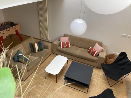 salon z kanapą, stołem i krzesłami w obiekcie Loft&Co w mieście Lambersart