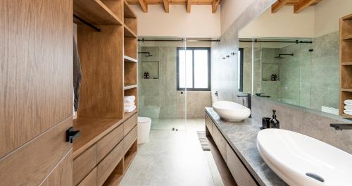 Et badeværelse på Casa Cundi, Contemporary Living in Nature