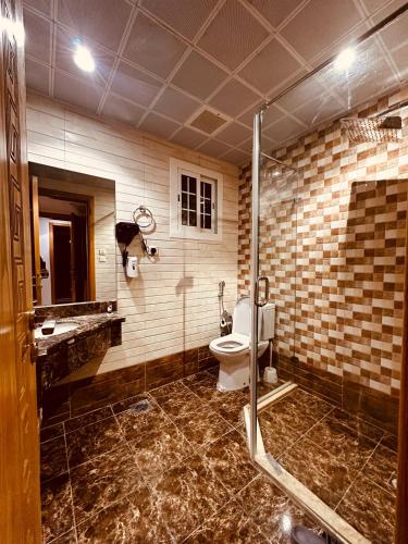 a bathroom with a toilet and a walk in shower at فندق غزالة برفكت توصيل مجاني للحرم - Ghazala Perfect Hotel Free shuttle service to the Haram in Makkah