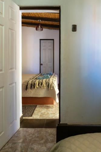 Ένα ή περισσότερα κρεβάτια σε δωμάτιο στο Hostal Eden