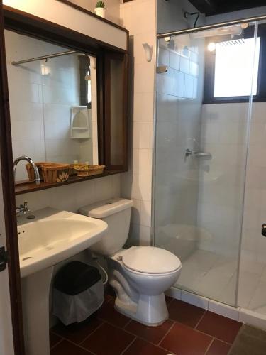 a bathroom with a toilet and a shower and a sink at Chalet Andino Sesquile in Suesca