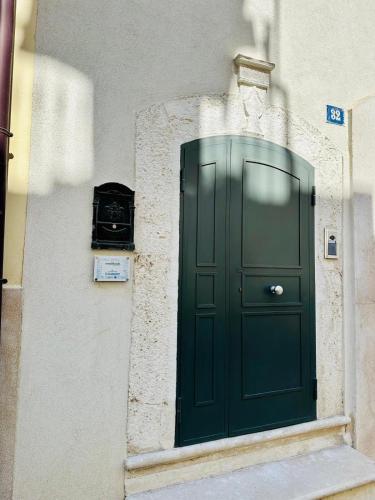 a green door on the side of a building at A Casa del Console apartment in Manfredonia