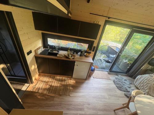 Cucina o angolo cottura di ToTu Tiny House Sauna & wanna ogrodowa