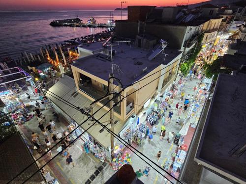 an overhead view of a crowd of people at a market at SeaView Studios in Potos