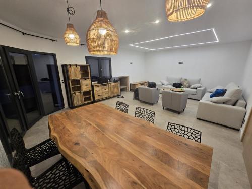 a living room with a wooden table and chairs at The White House in Cazalegas