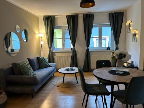 una sala de estar con un sofá y una mesa en FarawayHomes Studios Pregarten, en Pregarten