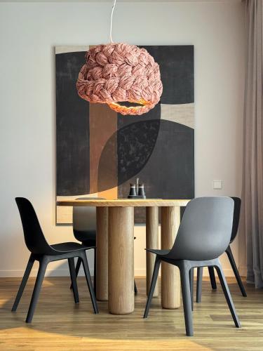 uma sala de jantar com uma mesa com um cérebro nela em Dzelzavas loft em Riga