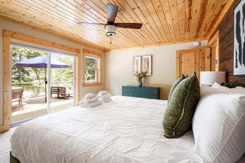 Postel nebo postele na pokoji v ubytování The Timber Shore @ Interlochen Private Lakefront Hot Tub Game Room 12 Forested Acres