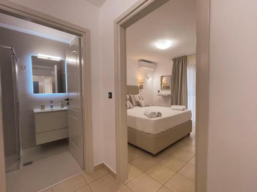 een kleine slaapkamer met een bed en een badkamer bij GN apartment in Ayia Evfimia
