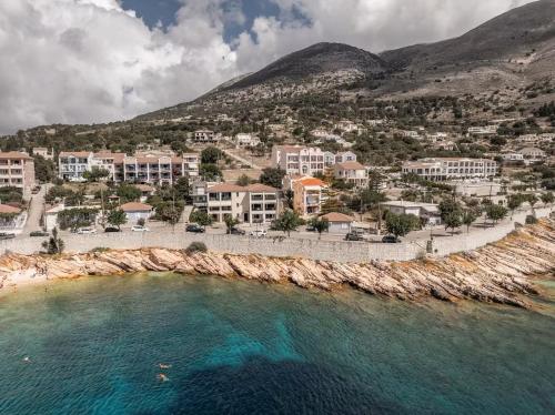 een luchtfoto van een resort aan een strand bij GN apartment in Ayia Evfimia
