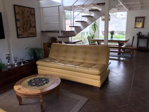 a living room with a couch and a table at Chalet Andino Sesquile in Suesca