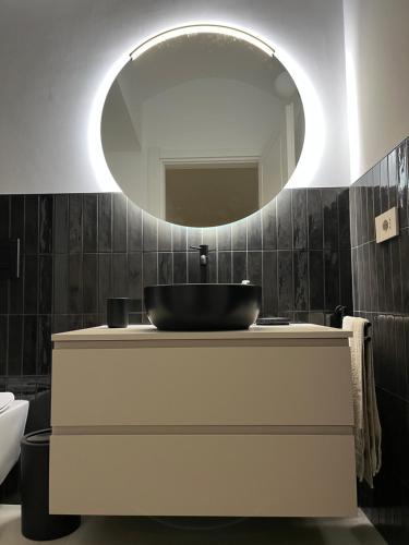 a bathroom with a sink and a mirror at Casa Arduino in Ivrea