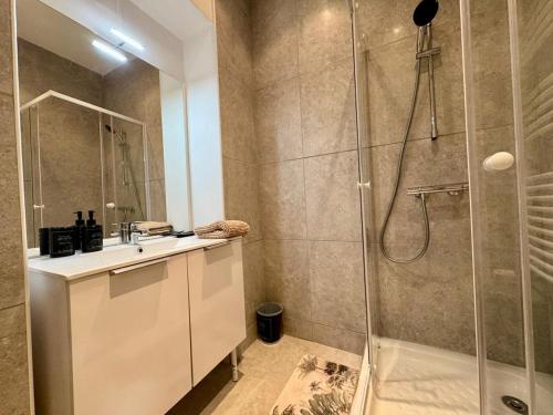 un baño con ducha y lavabo en Suite Madeleine - Cœur Historique, en Béziers