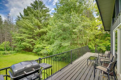Zahrada ubytování Private Hot Tub Riverfront Escape in Shawano