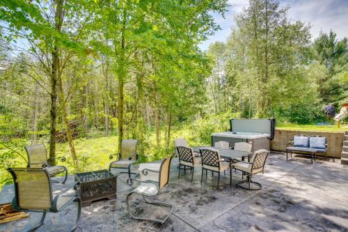 Zahrada ubytování Private Hot Tub Riverfront Escape in Shawano