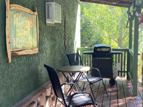 Gambar di galeri bagi Shady Creekside Cabin di Miramonte
