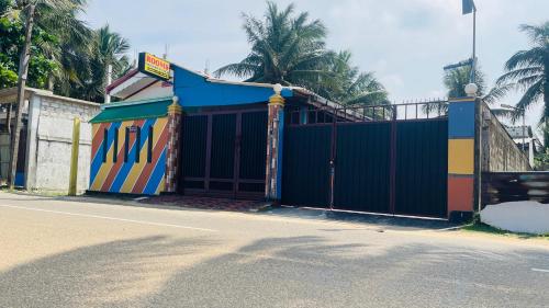 Una puerta colorida al costado de una calle. en Raihana Palace, en Kattankudi