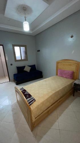 Un dormitorio con una cama grande y un sofá. en Marrakech,Massira1, en Marrakech