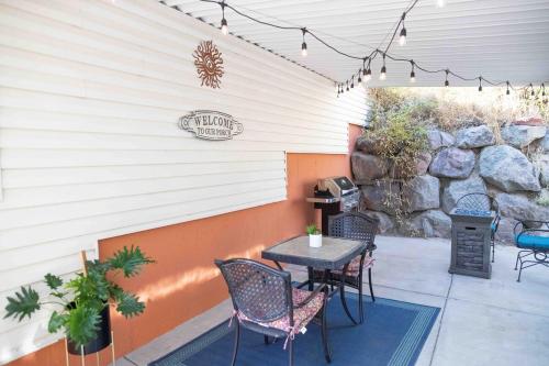 Χώρος καθιστικού στο Charming WinnieTrailer with Cozy Private Patio Escape