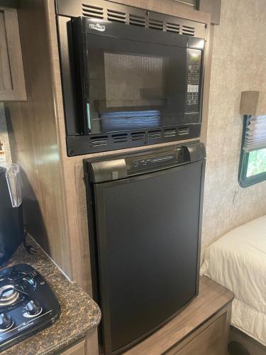 Η κουζίνα ή μικρή κουζίνα στο Charming WinnieTrailer with Cozy Private Patio Escape