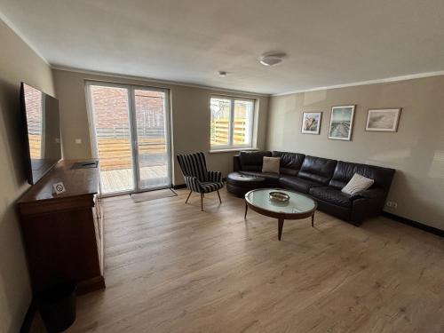 a living room with a couch and a table at Ferienwohnung Rømø in Bredstedt