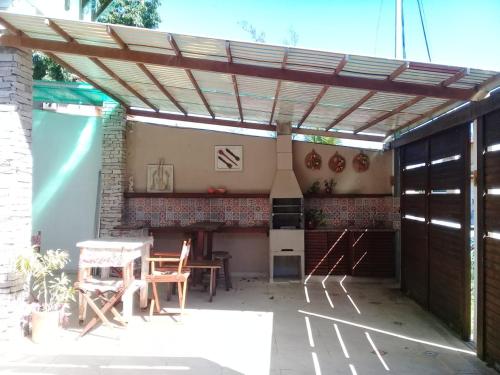 En terrasse eller udendørsområde på Ape Familia c Ar e prox Praias e Centro Búzios 4p