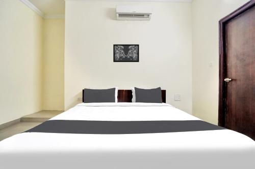 a bedroom with a large bed in a room at Hotel O Mani bhai patel in Kota