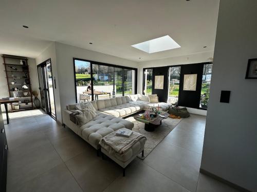 Moustoir-AcにあるModern Britain homeのソファとテーブルのあるリビングルーム