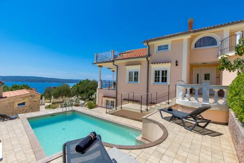 Ferienhaus mit Meerblick & Pool