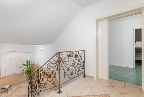una escalera en una casa con una puerta de cristal en Villa Alex, en Crikvenica