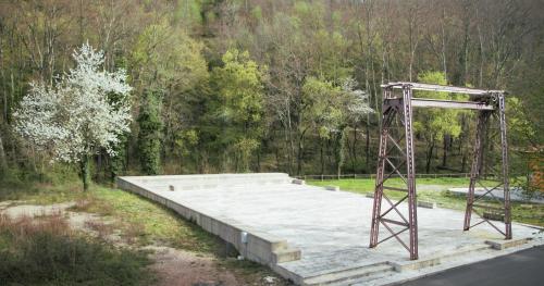 a concrete stage in the middle of a field at Ostello La Miniera in Massa Marittima