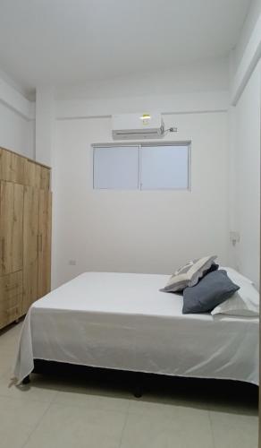 a white bedroom with a large bed in a room at Alojamientos ejecutivos y modernos en condominio privado in Aguachica
