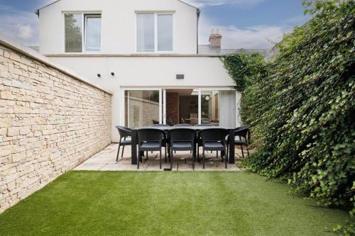 Zahrada ubytování GuestReady - Contemporary home with garden