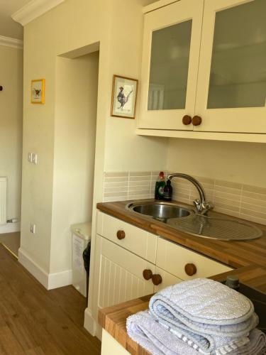 un comptoir de cuisine avec un évier et un évier dans l'établissement Fordie West Cottage, à Comrie