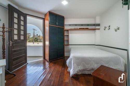 ein Schlafzimmer mit einem Bett und einem großen Fenster in der Unterkunft Beira-mar em Canto Grande para 08 pessoas in Canto Grande