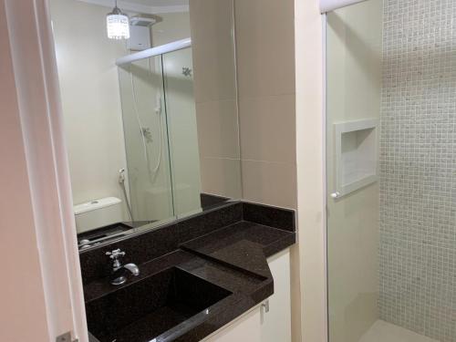 a bathroom with a black sink and a shower at Apartamento no Módulo 6 em Riviera de São Lourenço in Bertioga