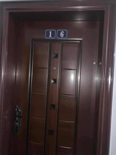 eine Tür in einem Gebäude mit einer Uhr daran in der Unterkunft Delilaj apartment in Përmet