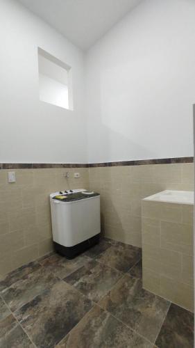 a bathroom with a sink and a white tub at Alojamientos ejecutivos y modernos en condominio privado in Aguachica