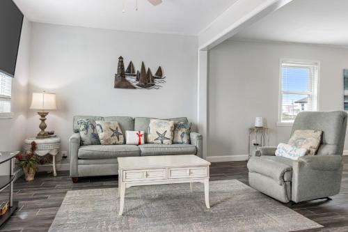 een woonkamer met een bank en een salontafel bij Breaking Even in Gulf Shores