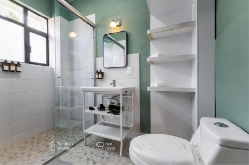 Un baño con inodoro blanco y ducha. en Magis Downtown Juarez by Capitalia, en Ciudad de México