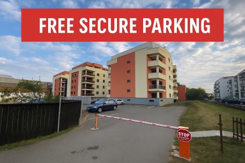 a sign that says free seizure parking in a parking lot at Studio Fortuna Park in Sfântu-Gheorghe