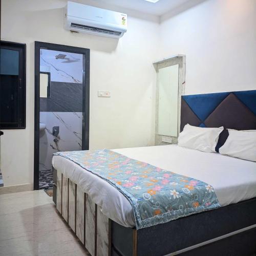 a bedroom with a bed in a room with a television at Hotel Moad Mudgal Palace in Godarpura