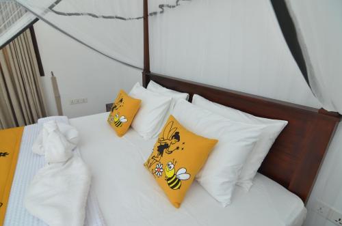 Postel nebo postele na pokoji v ubytování BeeYu River Lodge Weligama