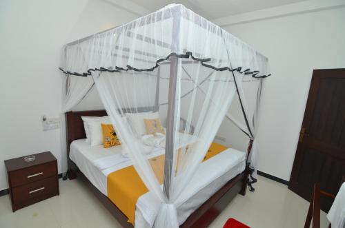 Postel nebo postele na pokoji v ubytování BeeYu River Lodge Weligama