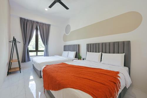 een slaapkamer met twee bedden en een groot raam bij Cameron Centrum Family Haven Kids Playground Clover Home A-3-15A in Brinchang