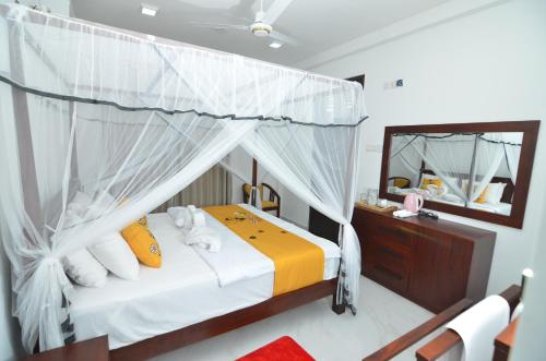 Postel nebo postele na pokoji v ubytování BeeYu River Lodge Weligama