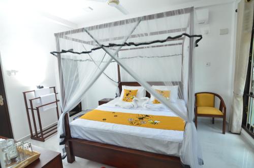 Postel nebo postele na pokoji v ubytování BeeYu River Lodge Weligama