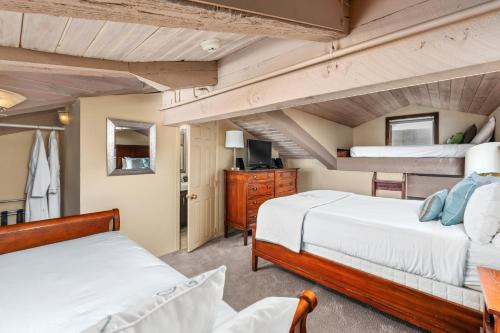 Ένα ή περισσότερα κρεβάτια σε δωμάτιο στο Crestwood 1305 Standard 1 Bedroom plus Loft