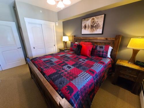 Postel nebo postele na pokoji v ubytování Platinum Top Floor Ski-in Ski-out WP Resort